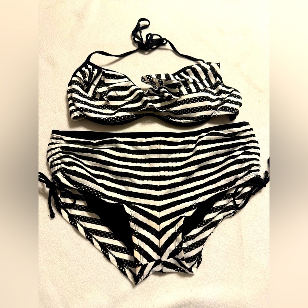 New without tags Kenneth Cole Black & White Stripped Bikini. XL